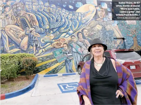  ??  ?? Isabel Rojas, de 67 años, frente al mural “Muro que habla, canta y grita”, del artista Paul Botello. / FOTO: AURELIA VENTURA