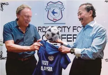  ?? PIC BY SAIRIEN NAFIS ?? Cardiff City owner Tan Sri Vincent Tan and manager Neil Warnock at the club’s press conference in Kuala Lumpur yesterday.