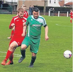  ??  ?? Liam Woolley and Chris Ireland in Kinnoull’s 2-2 draw with Thornton Hibs.