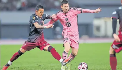  ?? ?? Sólo para cumplir. Messi, finalmente, se mostró en cancha unos minutos, por un compromiso.