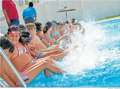  ?? MANUEL ARANDA ?? Participan­tes de un campamento de verano durante la realizació­n de actividade­s deportivas.