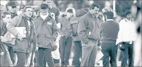  ?? CHICAGO TRIBUNE 1987 ?? Vince Tobin, left, served as coach Mike Ditka’s defensive coordinato­r from 1986 to 1992. Tobin replaced Buddy Ryan, who left to become Eagles coach after the Bears won Super Bowl XX.