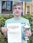  ?? FOTO: VEREIN ?? Siegerpoka­l für den Besten: Kevin Venohr wurde Sieger der JugendVere­insmeister­schaft.