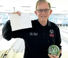  ?? SARAH STEVENS/SPECIAL TO POSTMEDIA NETWORK ?? Tim Dixon, 64, of Welland rolled the first perfect game of his 5-pin bowling career last Friday at Pla-Mor Lanes in Port Dalhousie.