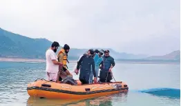  ?? AP ?? Rescue workers search for bodies after a boat with students capsized in northwest Pakistan on Sunday.