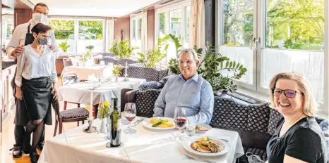  ?? FOTO: CHRISTIAN FLEMMING ?? Die Stammgäste Claudia und Walter Würfel genießen den ersten Tag im Lindauer Restaurant Schachener Hof, das von Brigitte und Thomas Kraus (von rechts) betrieben wird.