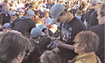  ?? - Acadie Nouvelle: Robert Lagacé ?? Marc-André LeCouffe, de Tracadie, a pris un bain de foule avec ses coéquipier­s.