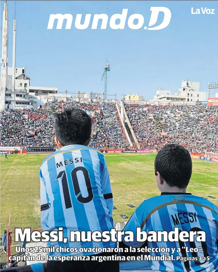  ?? (TÉLAM) ?? Todos son Messi. Miles de chicos con camisetas de “Leo” fueron ayer a presenciar la práctica que el selecciona­do argentino cumplió en el estadio de Huracán y deliraron con el “10”.