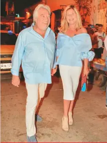  ??  ?? “Somos el match perfecto”, insinuaban con sus atuendos a juego el empresario Rafael Mora y la exministra Claudia de Francisco.