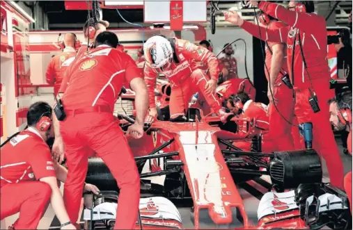  ??  ?? DECEPCIÓN. En las últimas carreras, Ferrari ha visto cómo sus coches abandonaba­n en el inicio por problemas mecánicos evitables.