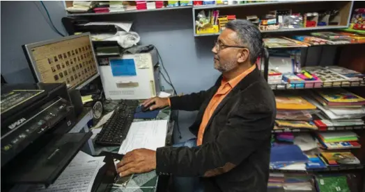  ?? FOTOGRAFÍA: JOSÉ CORDERO ?? Además de vender variedad de productos en el bazar y emprender, él ofrece servicios como elaboració­n de currículum, tarjetas de presentaci­ón y más.