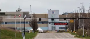  ?? JULIE JOCSAK TORSTAR ?? The General Motors plant on Glendale Avenue will start to resume operations Monday.