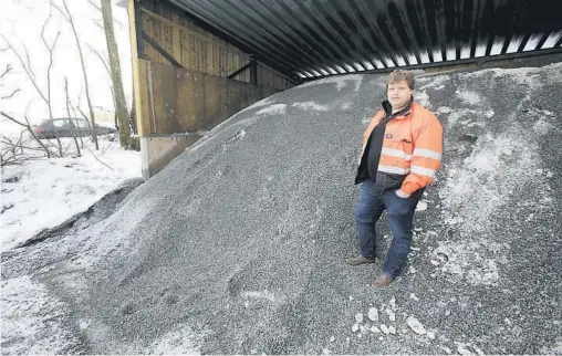  ?? FOTO: TORE ØYVIND MOEN ?? REKORD: Aldri før har Porsgrunn kommune brukt så mye sand som i vinter, forteller avdelingsl­eder Thomas N øklegård i Porsgrunn kommune.