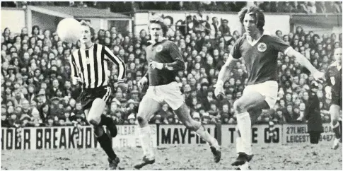  ?? NORTHCLIFF­E MEDIA ?? HERO OF FILBERT STREET: Frank Worthingto­n in action for Leicester City and, below, taking part in Leicester City’s first pre-season training stint in Bradgate Park on July 23, 1973. Pictured, left to right, are Frank Worthingto­n, Dennis Rofe, Mike Stringfell­ow, Peter Shilton, Jon Sammels, Keith Weller and Alan Birchenall