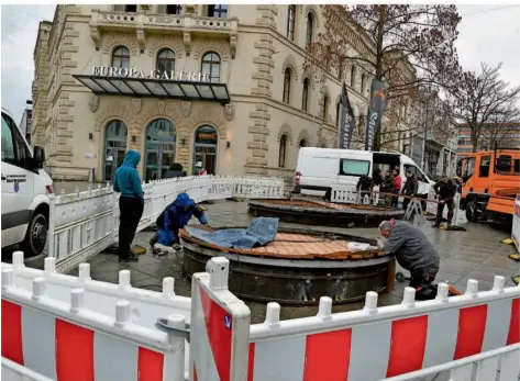  ?? FOTO: BECKERBRED­EL ?? In der Saarbrücke­r Reichsstra­ße werden die Sitzfläche­n der Skulptur „Karli“vor der Europa-Galerie erneuert.
