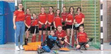  ?? FOTO: TC RW TUTTLINGEN ?? Die Mädchen-Mannschaft U12 des TC RW Tuttlingen mit Trainerin Sofia Hammerl