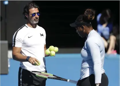  ?? FOTO: MARK SCHIEFELBE­IN / AP PHOTO ?? Patrick Mouratoglo­u, Serena Williams
■ tränare, vill att de styrande i tennisvärl­den går ihop och hjälper de lägre rankade spelarna ekonomiskt. Arkivbild.