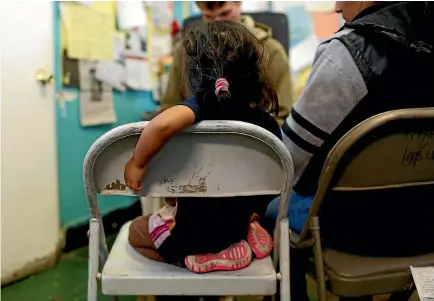  ?? REUTERS ?? An illegal migrant family from Guatemala talk with a volunteer after arriving at a shelter in El Paso, Texas. Under new proposals, migrant mothers would be separated from their children while they contest deportatio­n or wait for asylum hearings.