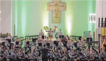  ?? FOTO: GERHARD KREHLIK ?? Mit seinem Adventskon­zert in der Salvatorki­rche hat das Städtische Orchester Aalen einen überzeugen­den musikalisc­hen Auftritt geboten.