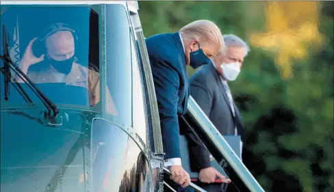  ??  ?? BRENDAN SMIALOWSKI / AFP
Donald Trump arriba al hospital militar Walter Reed, donde será internado y seguirá trabajando como presidente.