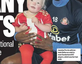  ??  ?? Jasmine Purvis withJermai­n Defoe on a visit to meet Sunderland AFC players, which was her last wish.