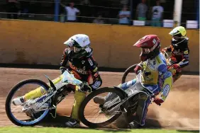  ?? STEVE DIXON PHOTOGRAPH­Y ?? AWAY DAY SUCCESS: Above, Lions’ Nick Morris (front), Eastbourne’s Richard Lawson and Lions’ Dan Thompson. Below, Eastbourne’s Kyle Newman, left, and Scott Nicholls battle for the lead