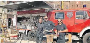  ?? FOTO: SETTNIK ?? Peter Kersten und sein Team kochen in einem umgebauten Feuerwehr-Truck, eine Bar gibt’s auch.
