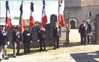  ??  ?? Pierre Brunet (à droite lors d'une cérémonie) a été accompagné vers sa dernière demeure par nombre de ses camarades, amis et des personnes très reconnaiss­antes