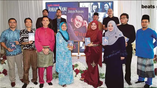  ?? Picture by MAHZir MAt iSA ?? Nora (front row, fourth from right) with Johan’s friends and family at the launch of ‘Karya Terbaik Johan Nawawi 30 Tahun’ tribute album.