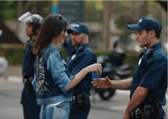  ??  ?? The controvers­ial Pepsi ad featuring model Kendall Jenner, a member of the Kardashian family