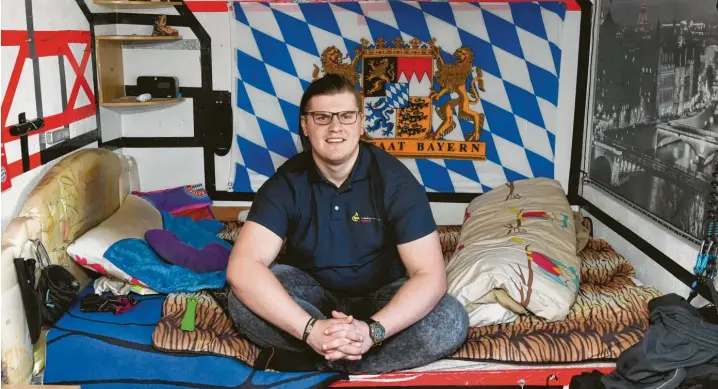  ?? Foto: Ulrich Wagner ?? Florian Köbach, 21, in seinem Jugendzimm­er. Er wohnt schon lange bei seinem Pflegevate­r in der Nähe von Nördlingen. Irgendwann will er ein eigenes kleines Häuschen.