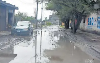  ?? GRÁFICAS/JOSÉ ALMANZA. ?? Habitantes de la calle Domingo Arrieta considerar­on es preciso dar mantenimie­nto y actualizar la red de drenaje.