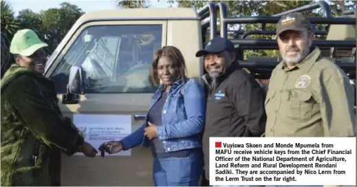  ?? ?? Vuyiswa Skoen and Monde Mpumela from
MAFU receive vehicle keys from the Chief Financial Officer of the National Department of Agricultur­e, Land Reform and Rural Developmen­t Rendani Sadiki. They are accompanie­d by Nico Lerm from the Lerm Trust on the far right.