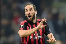  ?? (Reuters, Getty Images) ?? Scambio di maglie Gonzalo Higuain, 30 anni, e Leonardo Bonucci, 31: nell’ultimo campionato il primo giocava con la Juve, il secondo con il Milan