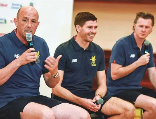  ?? Antonin Kélian Kallouche/Gulf News ?? From left: Gary McAllister, Steven Gerrard and Steve McManaman during a press conference in Dubai yesterday.