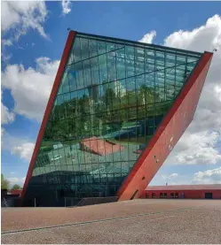  ??  ?? Obra del Studio Architekto­niczne Kwadrat, el Museo de la Segunda Guerra Mundial de Gdansk, no exento de polémica desde su fundación, recuerda el 80 aniversari­o del inicio del conflicto con diversas exposicion­es y actos.