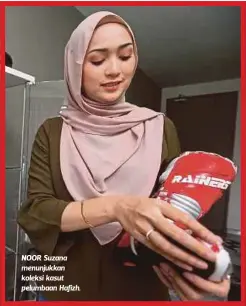  ??  ?? NOOR Suzana menunjukka­n koleksi kasut pelumbaan Hafizh.