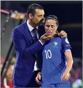  ?? (Photo AFP) ?? Pour survivre et décrocher un sésame historique ouvrant les portes des demifinale­s de l’Euro, ce soir contre l’Angleterre, Olivier Echouafni et Camille Abily n’ont pas le choix : il faut gagner !