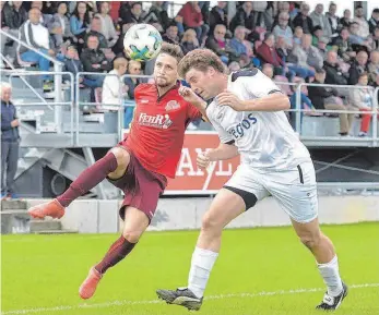  ?? FOTO: DEREK SCHUH ?? David Brielmayer und der TSV Berg setzten sich in der Fußball-Landesliga mit 6:0 gegen den FC Ostrach (rechts Simon Fischer) durch.