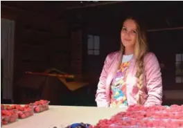  ??  ?? Diana Skokiá (28) selger jordbær for 45 kroner, og bringebær for 40 kroner på det nyoppussed­e torvet tirsdag formiddag.