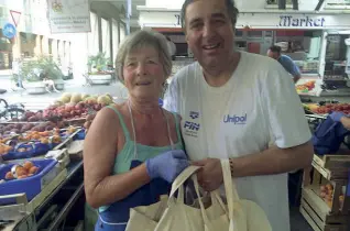  ??  ?? Al mercato Luigi Spagnolli assieme a un’ambulante nella foto «postata» dal sindaco stesso su Facebook