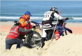  ??  ?? Une saison de sable coûte généraleme­nt plus cher qu’une saison de motocross. La casse mécanique est redoutée par les concurrent­s.