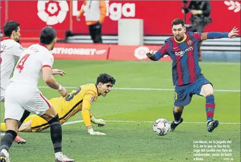  ?? FOTO: AP ?? Leo Messi, en la jugada del 0-2, en la que se fue de la zaga del Sevilla con Ilaix de colaborado­r, antes de batir a Bono