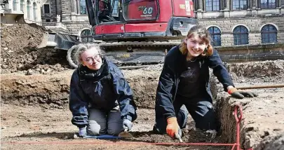  ?? Foto: Marion Doering ?? Lisa Dittrich (l.) und Ronja Schneider freuen sich, bei den archäologi­schen Grabungen im Zwingerhof bei ihrem Freiwillig­en Sozialen Jahr mitarbeite­n zu dürfen.