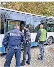  ?? FOTO: BEINE ?? Maskenkont­rolle bei der Niag durch Polizei und Ordnungsam­t.