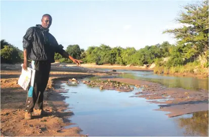  ??  ?? VaJoseph Kambudzi vachiratid­za rwizi rwaNyamusa­nzara urwo rwunonzi rwunoyera. nematambud­ziko kana kuita tsaona.
“Mugwagwa unodarika neparwizi urwu unonobatan­idza kuNyamapan­da neRwenya. Parwizi urwu panonzi paiitika tsaona zvikuru