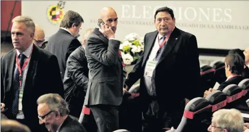  ??  ?? HILO DIRECTO. Rubiales, al teléfono, fue protagonis­ta en la última Asamblea. Su gran relación con Villar le llevará a la vicepresid­encia.