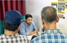  ?? SPECIAL ARRANGEMEN­T ?? Advocate Nadeem Siddiqui offering free consultati­on to people coming to him for help; (right) people waiting for their turn outise his Nagpada office in Mumbai.