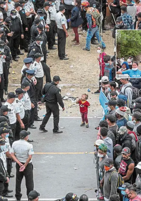  ?? EFE ?? Honduras una muy baja participac­ión laboral entre las mujeres, muchas de las cuales integraron la caravana al lado de sus hijos, sobrinos y nietos.
En Honduras el acceso limitado a educación, salud y servicios públicos, así como su desigual distribuci­ón, "inhibe la formación del capital humano".