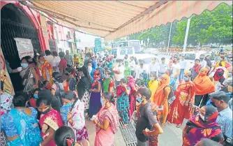  ?? SUNIL RAIDAS/HINDUSTAN TIMES ?? ■
Patients and their attendants queue up outside the Jhalkari Bai Women’s Hospital in Lucknow unmindful of the social distancing norm and thus could be adding to the city’s Covid-19 count.